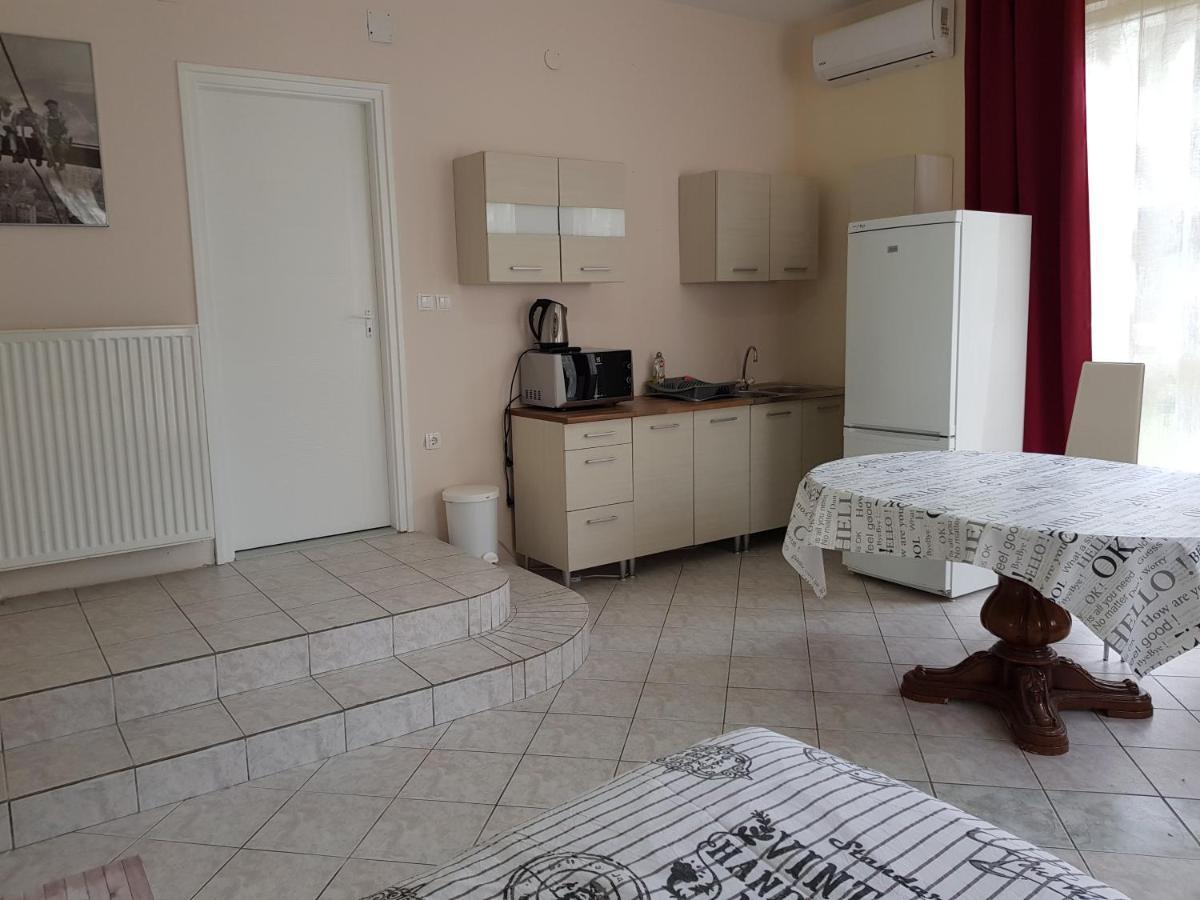 Crystal Es Susanne Panzio Bed & Breakfast Siofok Dış mekan fotoğraf