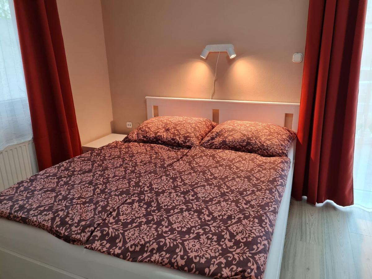 Crystal Es Susanne Panzio Bed & Breakfast Siofok Dış mekan fotoğraf