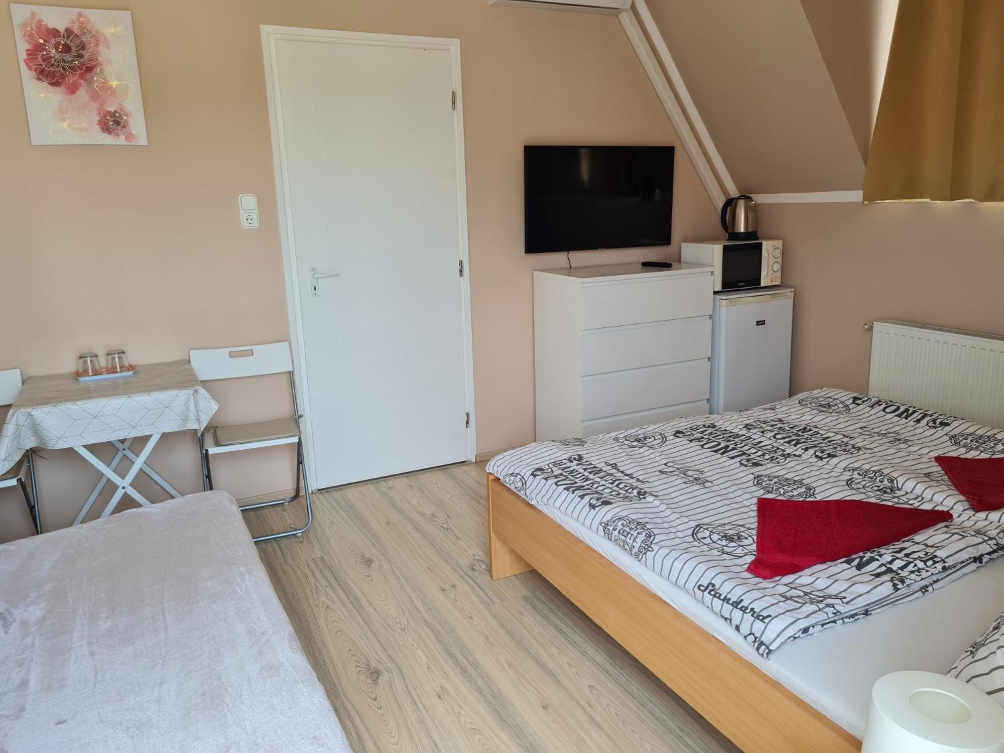 Crystal Es Susanne Panzio Bed & Breakfast Siofok Dış mekan fotoğraf