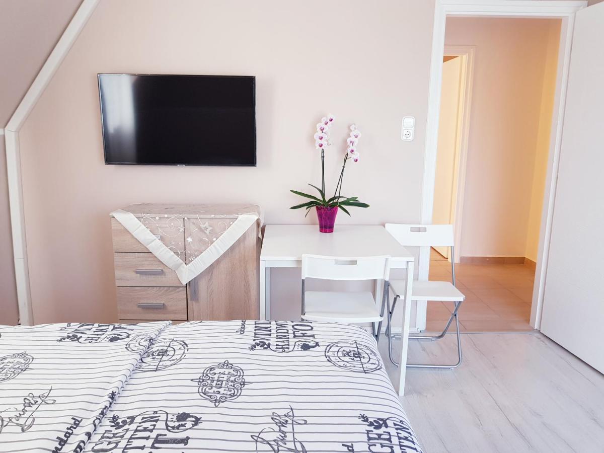 Crystal Es Susanne Panzio Bed & Breakfast Siofok Dış mekan fotoğraf